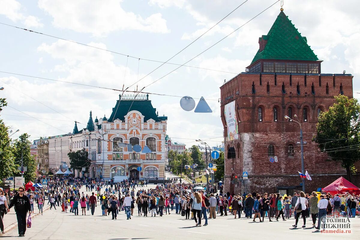 Праздник в нижнем сегодня. Праздник на площади минина в нижнем новгороде. площадь минина и пожарского нижний новгород день города. покровка и площадь минина нижний новгород. день города нижний новгород площадь минина.