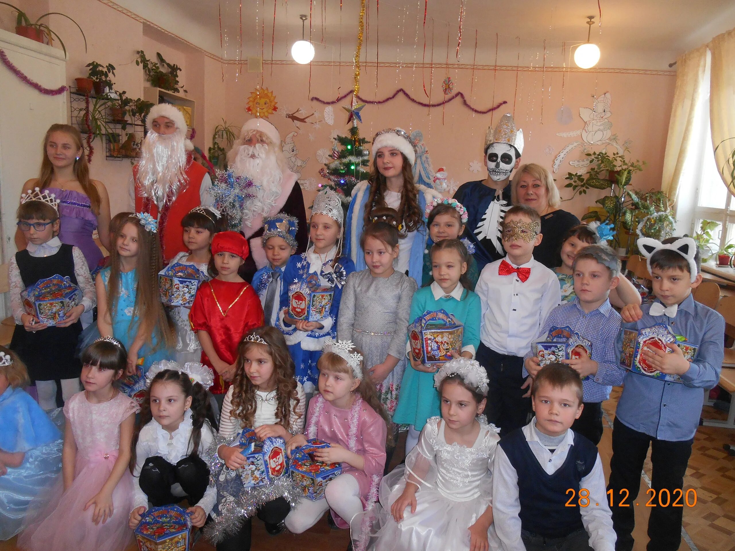 Новогодний утренник 1 класс. Утренник в школе. Какого числа утренник в школе. Утренник в садике. Новогодний утренник.