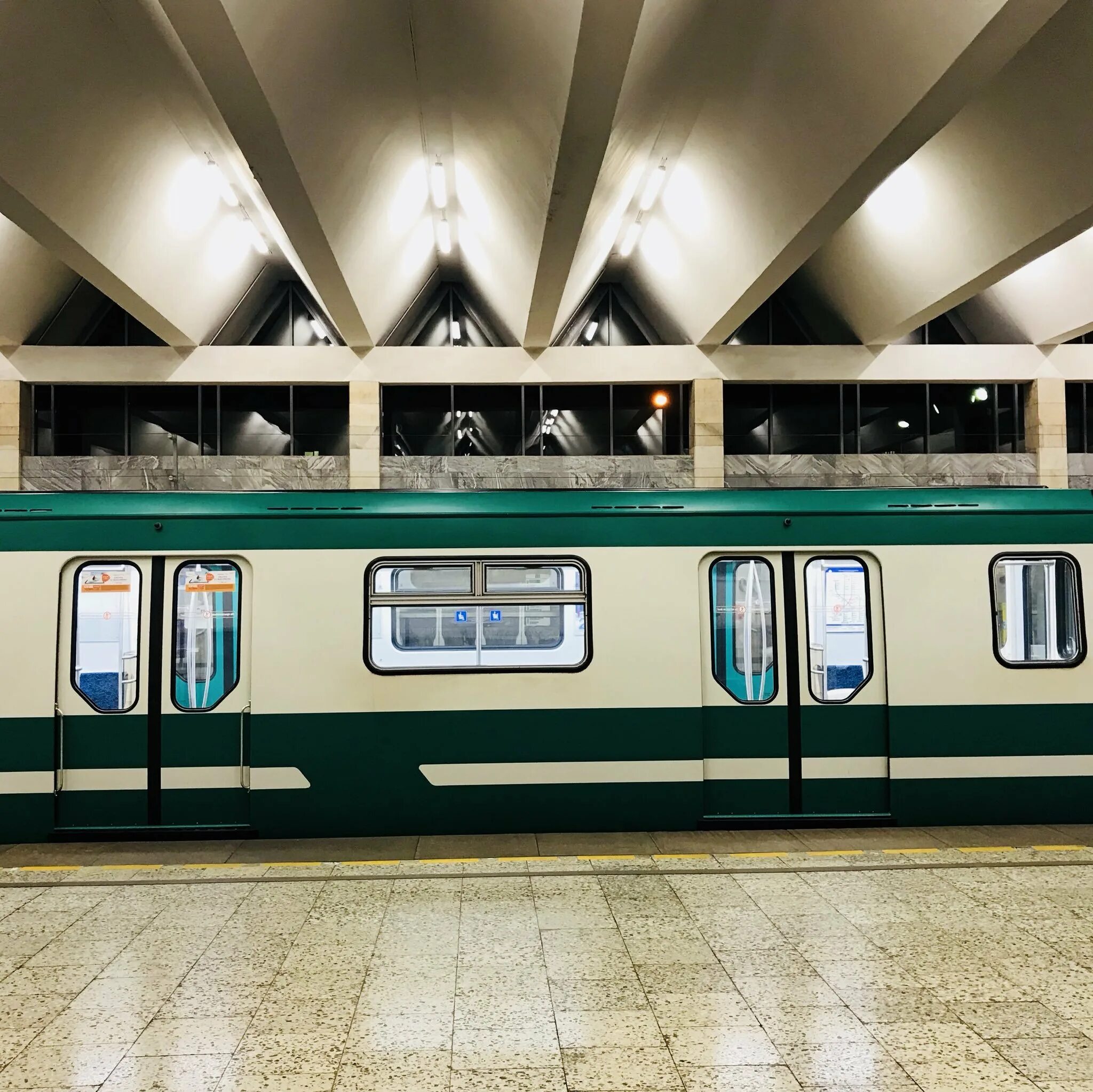 Звук поезда метро. Вагоны метро Петербургский метрополитен. Метровагон в Питере. Вагоны и поезда метро Санкт Петербурга.