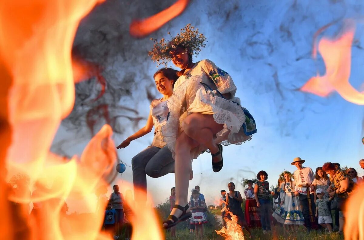 Прыгание через костер на иван купала. Прыжки через костер на ивана купала. Ивана купала праздник прыгают через костер. Купала прыжки через костер. Ивана купала прыганье через костёр.