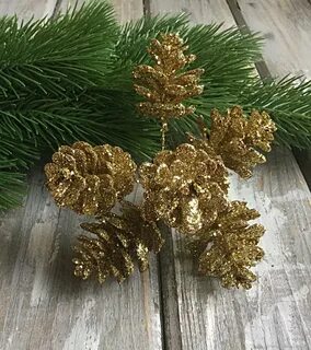 Выклеенные из золотой и серебряной елочной бумаги