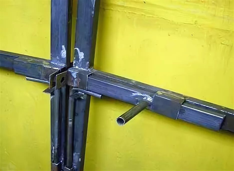 Затвор щеколда на калитку в гараже. Скоба на запоры ворот газель. Защелка на калитку ноэз зк-230-s. Засов гаражный м15х300. 3024849 задвижка на ворота.