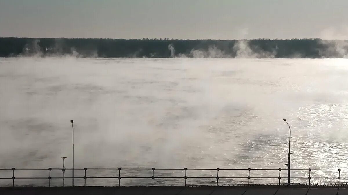 Вчера утром 3 было. Машины врезаются в друг друга. Вчера утром 3 было. Волгоград туман. Волге закипела.