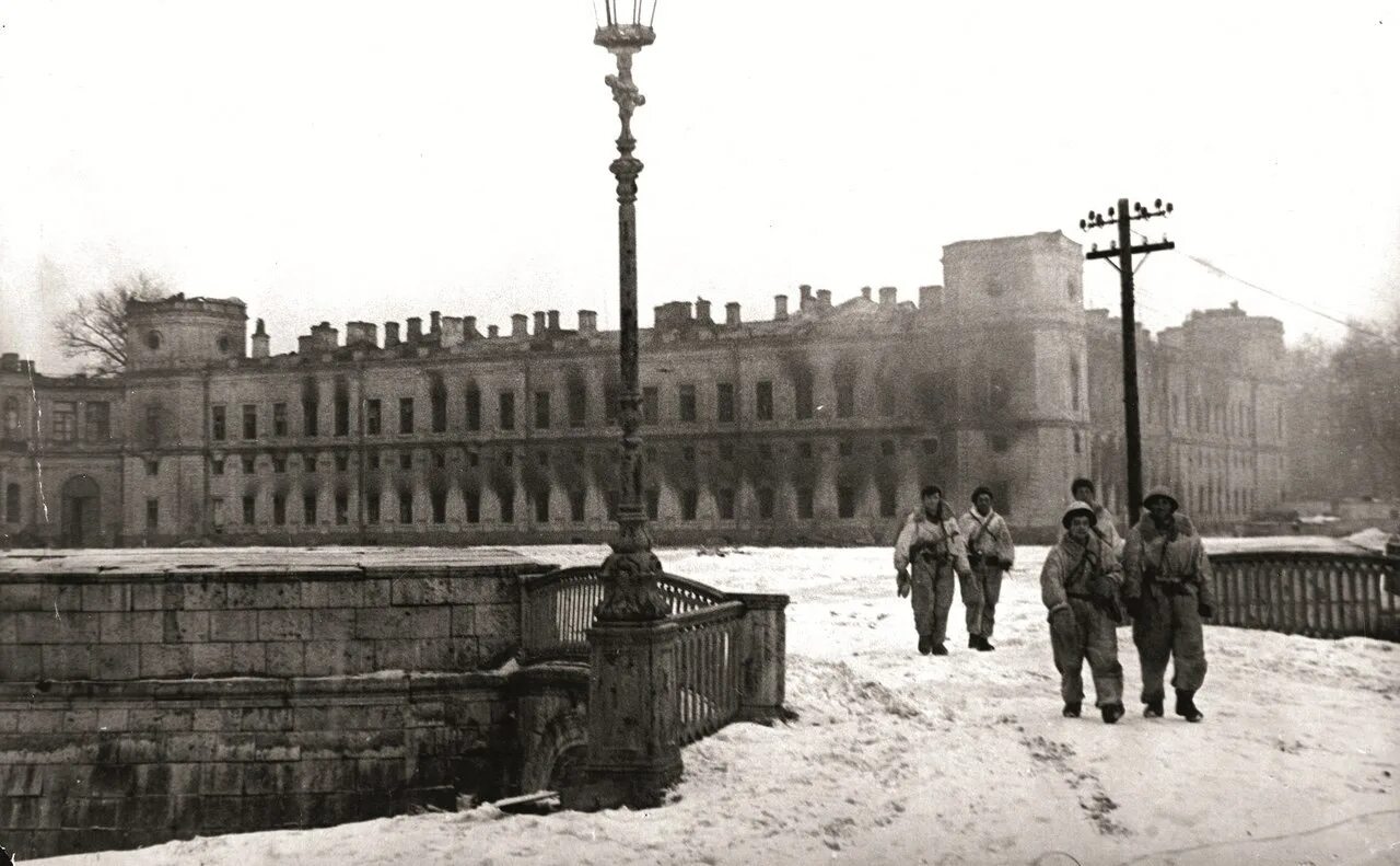 Работа после освобождения. Дворец в Гатчине 1944. Гатчинский дворец 26 января 1944. Разрушенный Гатчинский дворец. Гатчинский дворец 1943.