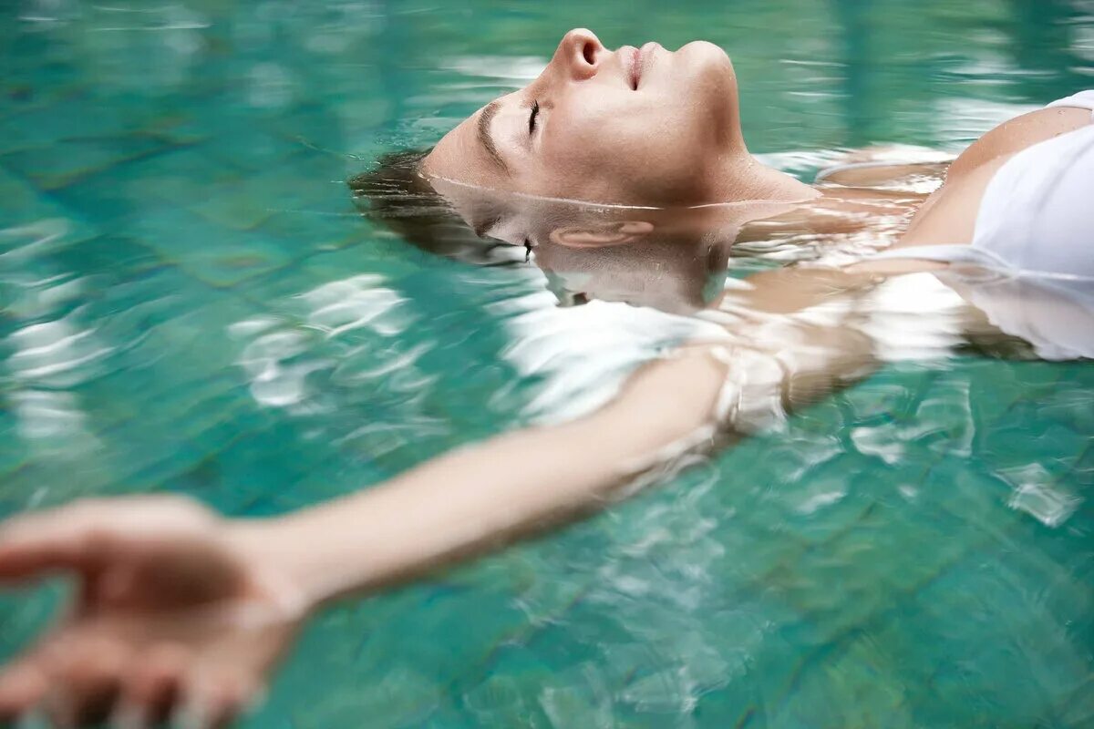 Флоатинг море. Релаксация вода. Расслабление организма. Расслабление в воде. Девушка в воде расслабление.