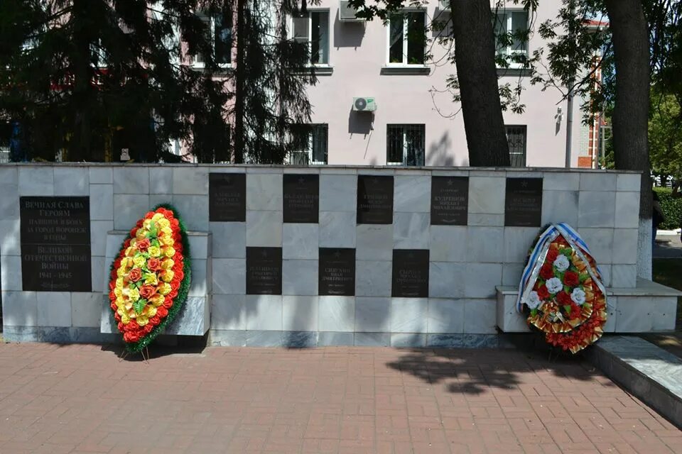 Свет новая усмань. Памятник Авдееву в новой Усмани. Памятники новой Усмани Воронежской области. Пантеон воинской славы новая Усмань. Аллея славы новая Усмань.