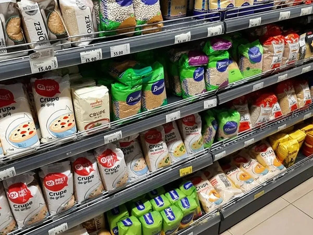 Продукты кишинев. Молдавия продукты. Молдавская продукция на полках магазинов. Товары из молдавии. Продовольственные товары молдова.