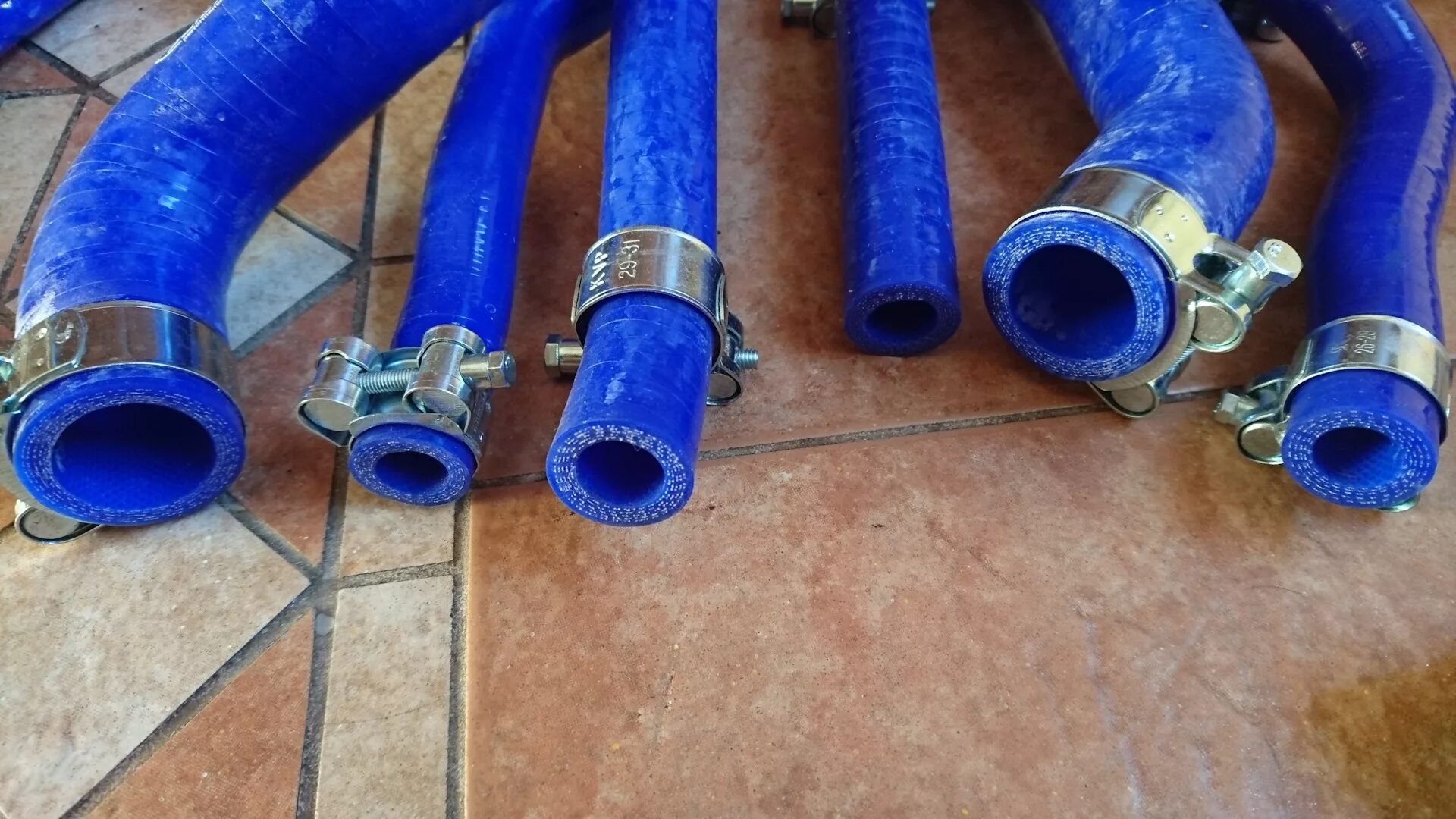 Хомут norma 50-70. Силиконовые патрубки ваз 2123 шеви нива салерс артикул. Патрубок радиатора отопителя 2123. Хомуты патрубков нива шевроле. Тройник системы охлаждения 2101.