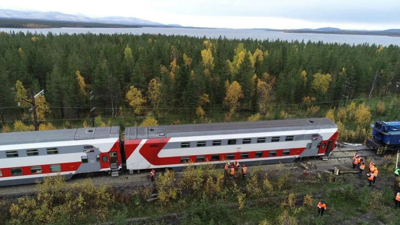 Поезд оленегорск москва. Сход 26 вагонов в Мурманской области. Станция Ягельный Бор. Ягельный Бор сход поезда. Пассажирский поезд.