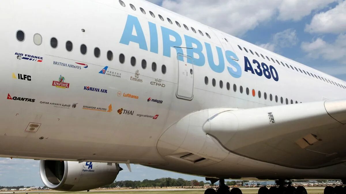 Куда прибывают. Airbus a380 Аэрофлот. Аэробус а380 s7. Airbus 380 крыло.