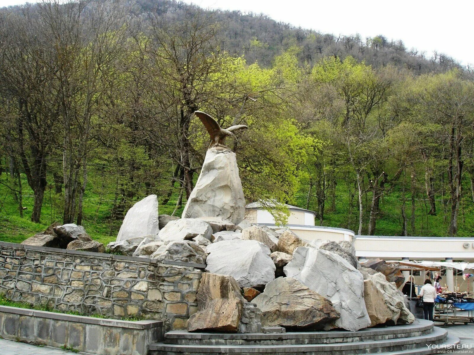 Памятники железноводска. Пятигорск Железноводский парк. Курортный парк Железноводск Орел. Кавказские Минеральные воды город Железноводск. Железноводск Орел скульптура.