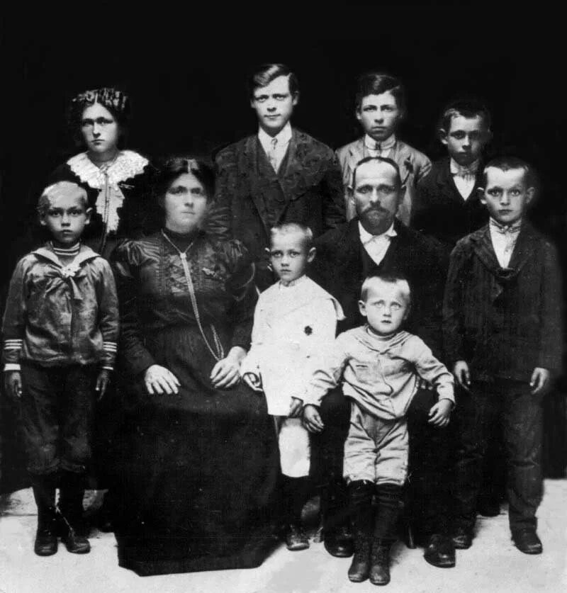 Семейные призраки какой год. Страшные старые фотографии. Жуткие старинные семейные снимки.