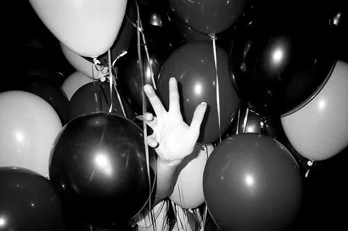 Песня house of balloons glass table girls. The Weeknd House. House of Balloons the Weeknd. Девушка с воздушными шарами.