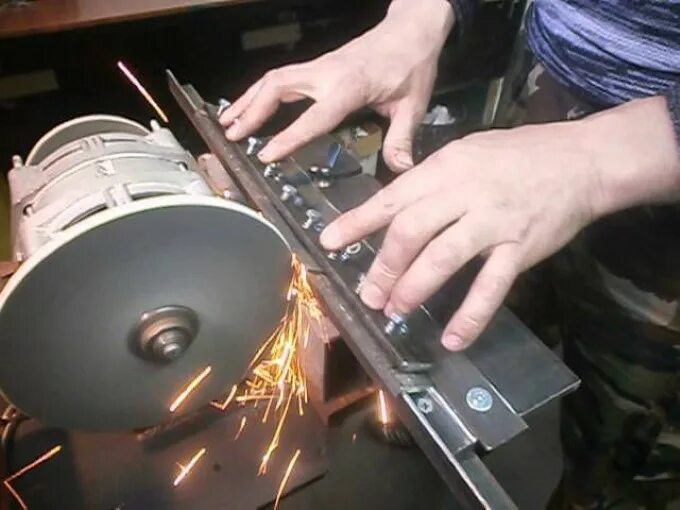 Ножи на фуганок рейсмус энкор 26. Заточной станок для фуговальных ножей. Заточной станок для ножей фуганка или рейсмуса. Угол заточки ножей для строгального станка. Заточной станок для ножей фуганка самоделки.