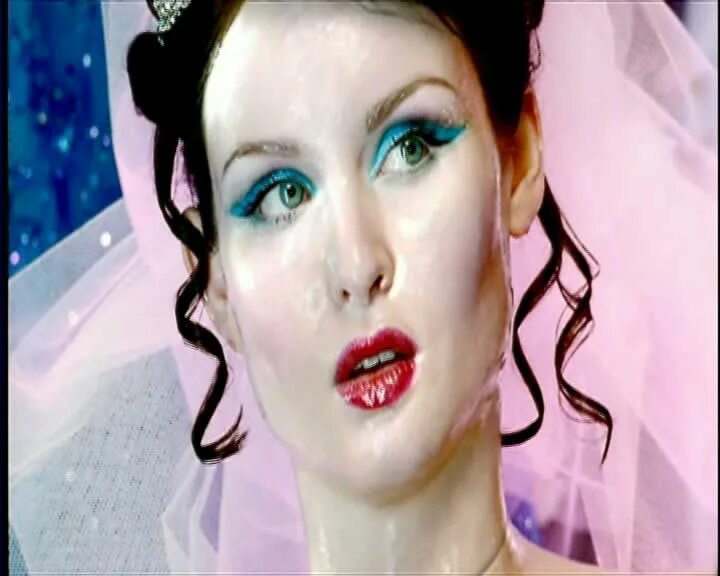 Ellis bextor can t fight this. Софи Эллис-Бекстор. Софи Эллис-Бекстор клипы. Sophie Ellis Bextor клип 2010. Элис Бекстор 2023.