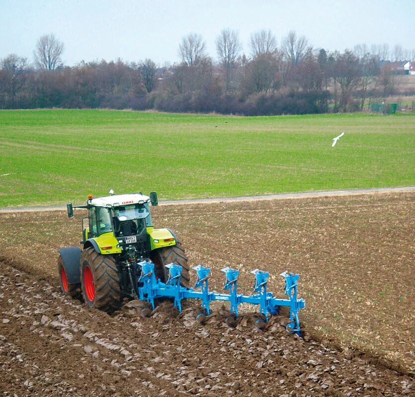 Lemken трактор. Трактор с плугом. Вспахивание земли трактором. Трактор пашет. Вспашка трактором плугом