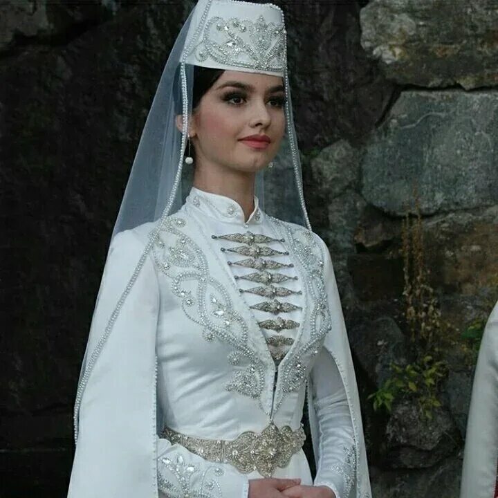 Осетинский свадебный наряд. Красивые осетинские невесты. Осетинские наряды 18 века. Черкесская папаха осетинский. Северная осетия национальный костюм.