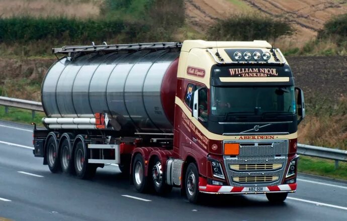 трасса с машинами. пробка из фур на границе. машина с допогом. колонна фур. грузовая перевозка опасных грузов.