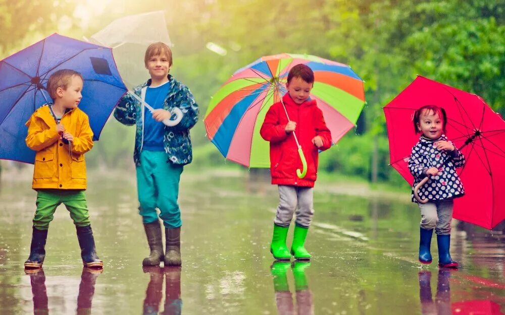 Игры в дождливую погоду. Дети под зонтом. Дети в яркой осенней одежде. Зонтик для детей. Дети дождя.