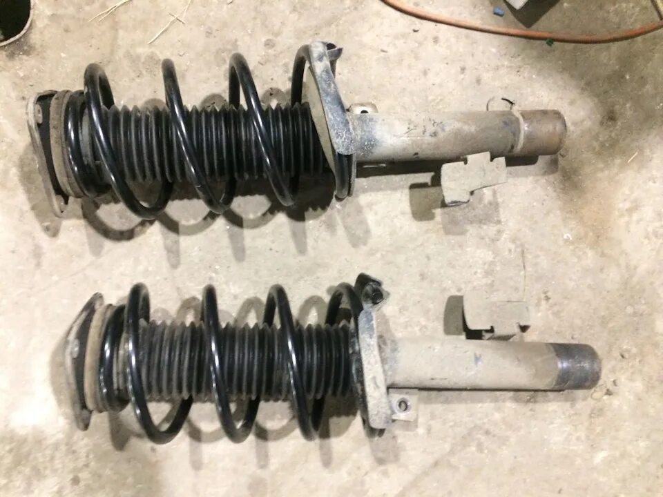 Передняя стойка амортизатора фф2 с-мах. Стойка амортизатора форд фокус 2. Форд фокус 2 передние амортизаторы. Амортизаторы фф2. Амортизатор форд фокус 1.