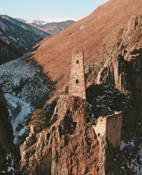 Родовые башни. Башни цори ингушетия. родовые башни ингушетии. родовые башни ингушетии по фамильно хайрова. ортсхо.