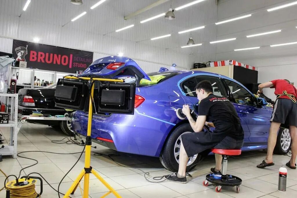 Studio auto. Детейлинг полировка авто. Автостудио. Помещение детейлинг студии. Автостудия интерьер.