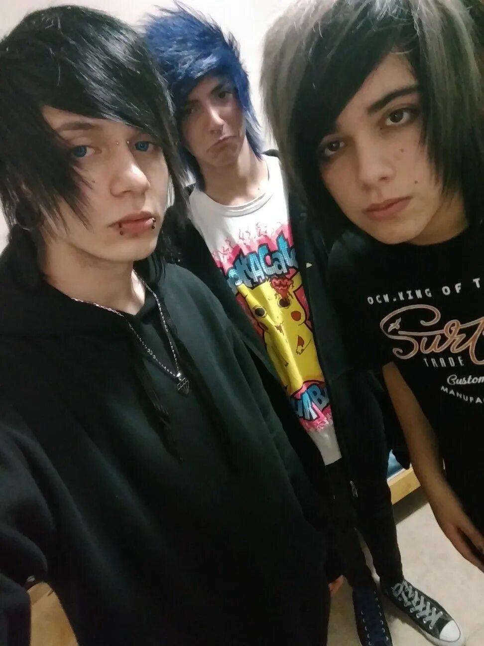 Эмо друзья. Эмо друг. Эмо субкультура 2007. Эмо кид 2007. Эмо парень и девушка.