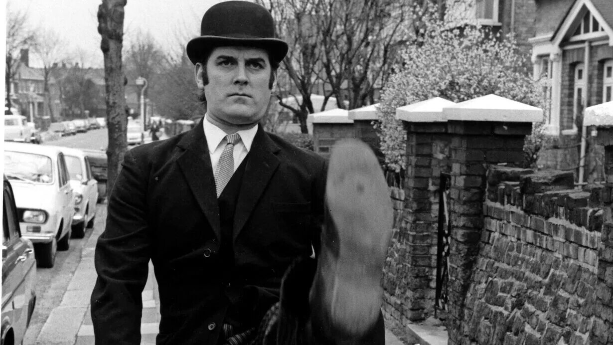 John walk. John cleese монти пайтон. джон клиз походка. походка монти пайтона. монти пайтон министерство глупых походок.