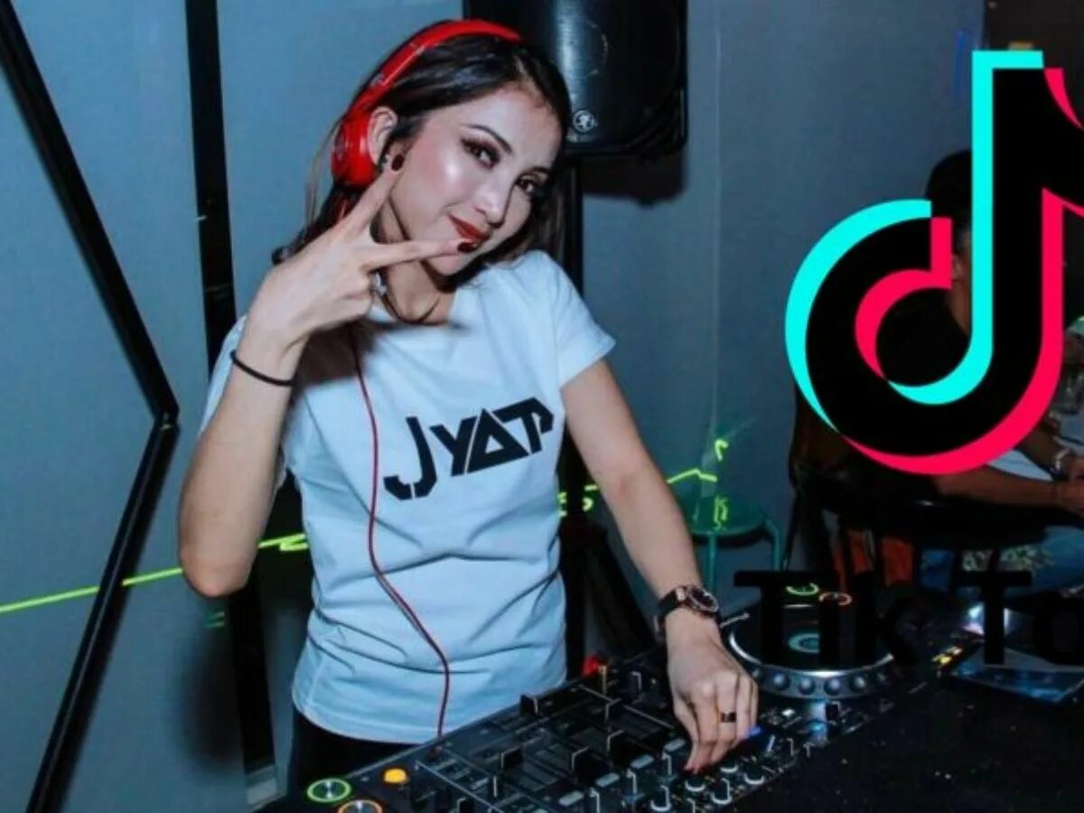 Dj tik tok. Dj девушка из тик тока. Диджей тик тока песня. Такса диджей тик ток. Китайские диджеи девушки.