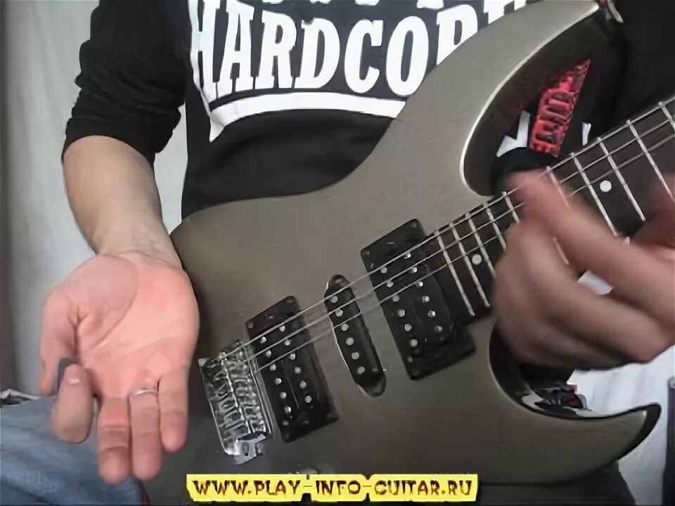 Гитара в слепую якименко. Бой на электрогитаре медиатором. Бой медиатором. Гитарист с медиатором. Как держать медиатор на электрогитаре.