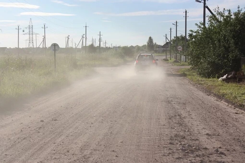 Дорогая пыль. Пыльная дорога. Пыль на дороге. Пыльная Проселочная дорога. Пыльная дорога в деревне.