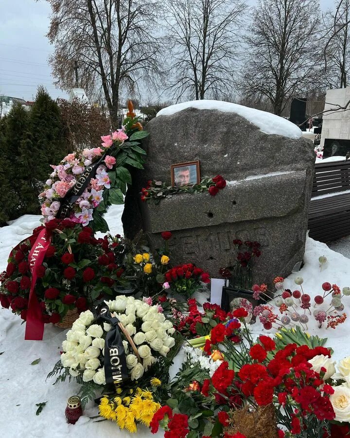 Троекуровское кладбище могила немцова. Немцов могила. Могила. Памятник немцову на троекуровском. Могила немцова 2022.