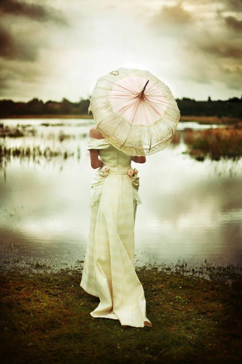 Umbrella dress. Девушка с зонтиком. Девушка в длинном платье с зонтиком. Зонт белый на фотосессии. Фотосессия в белом с зонтиком.