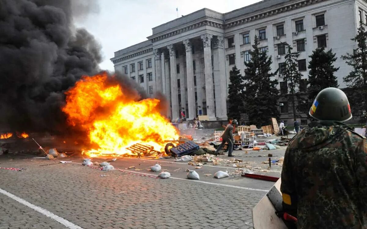8 16 2 мая. Одесса 2014 дом профсоюзов. дом профсоюзов в одессе 2 мая 2014. одесса 2 мая дом профсоюзов. одесский дом профсоюзов правый сектор.
