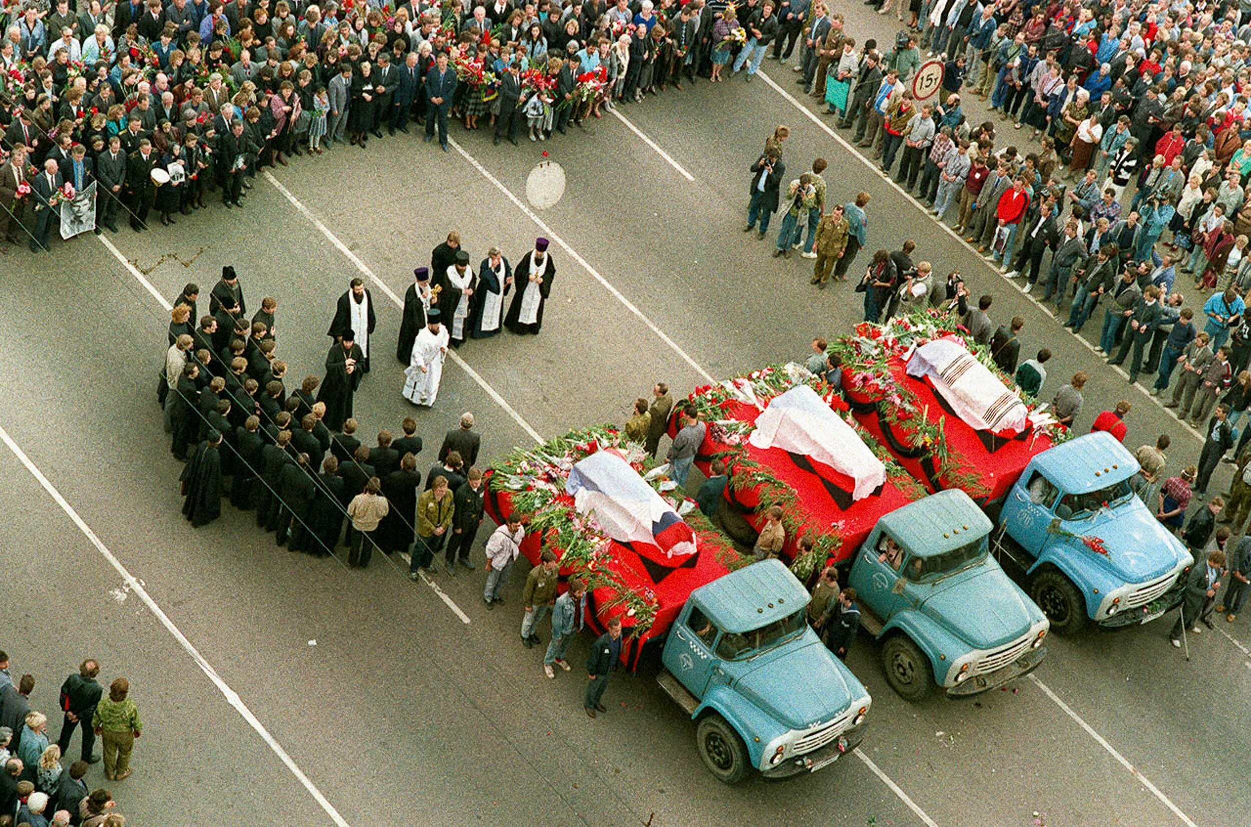 1991 Москва путч похороны. Похороны защитников белого дома 1991. Августовский путч 1991. ГКЧП август 1991. 1 мая 1993 г