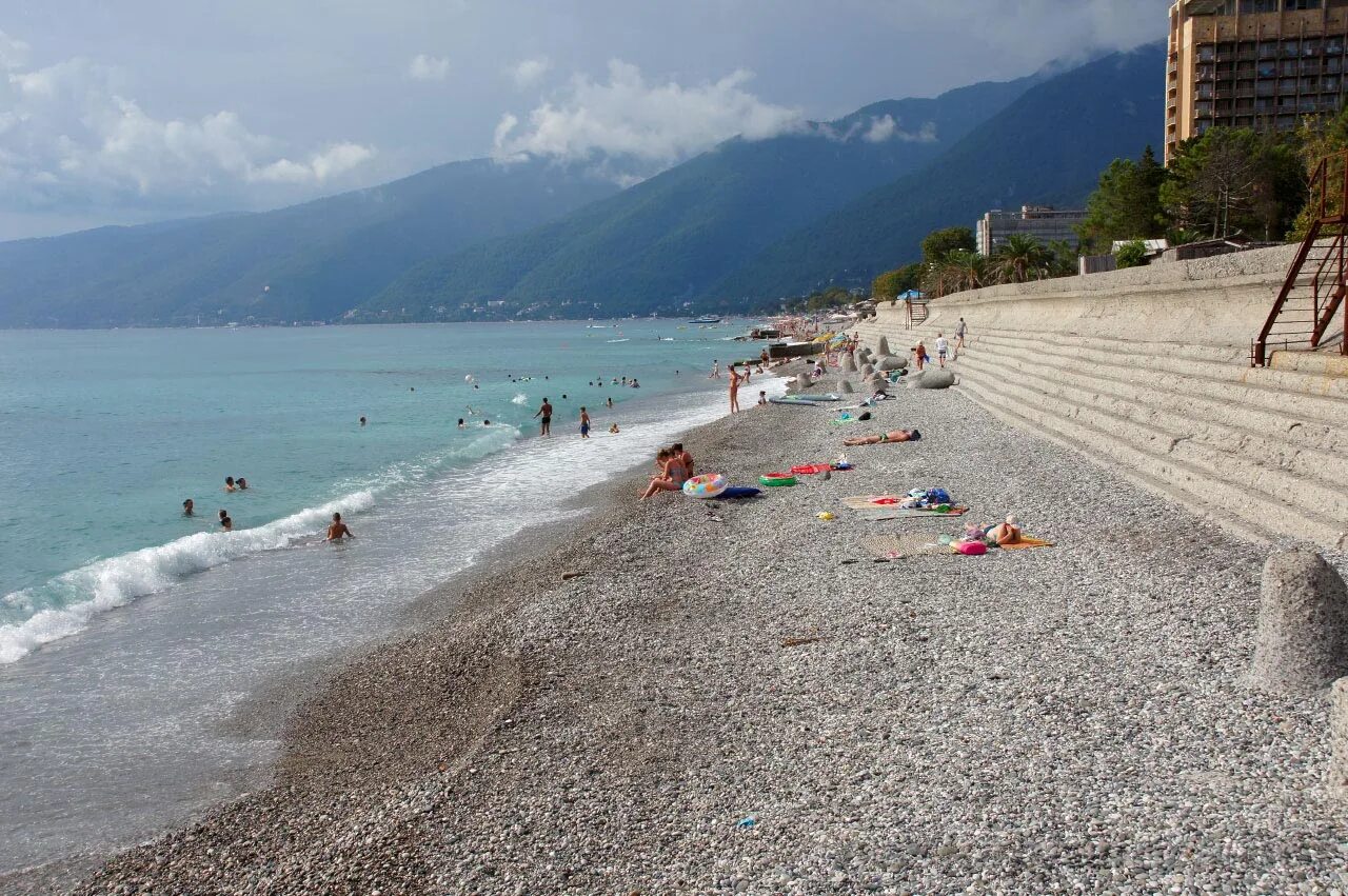 Пляж в гаграх абхазия 2022. Абхазия гагры набережная пляж. Гагра абхазия песчаный пляж. Центральный пляж гагры абхазия. Колхида абхазия пляж.