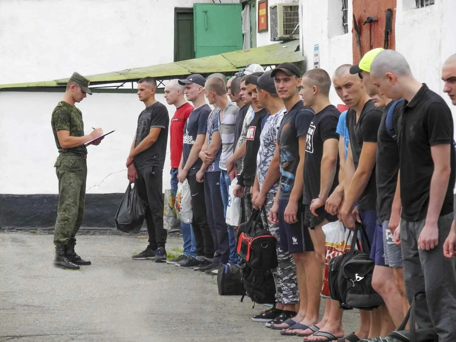 Распределительный пункт военкомата. Распределительный пункт СПБ армии. Сборный пункт для призывников Симферополь 2021. Распределительный пункт в Батайске.