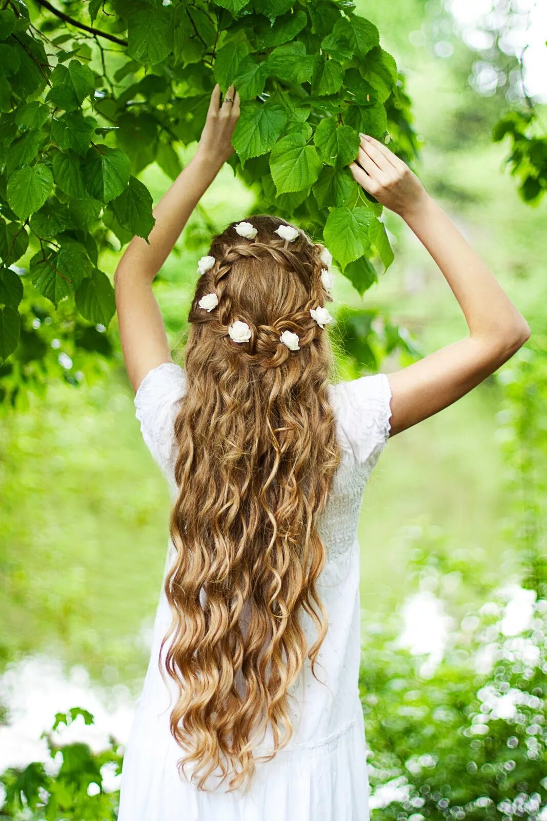 Прическая на доинны волосы девочке.. Красивые причёски на длинные волосы. Прическа на природу длинные волосы. Прическа с кудряшками для девочки.
