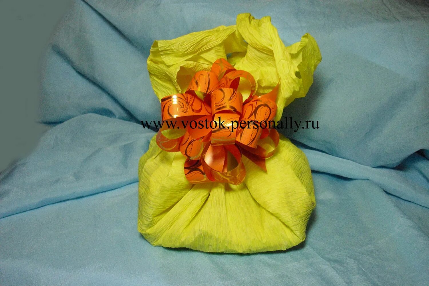 Упаковать гофрированной бумагой. Упаковать букет в гофрированную бумагу. Букет в гофрированной бумаге. Украшения из креповой бумаги. Мешочки для подарков из гофрированной бумаги.