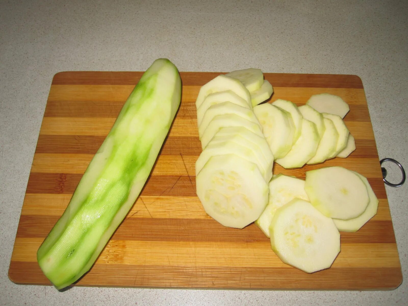 кабачок кружочками с сыром. кабачки с фаршем в духовке кружочками с помидорами и сыром. кабачки с сыром. кабачок кружочками с сыром. цуккини жареные кружочками.