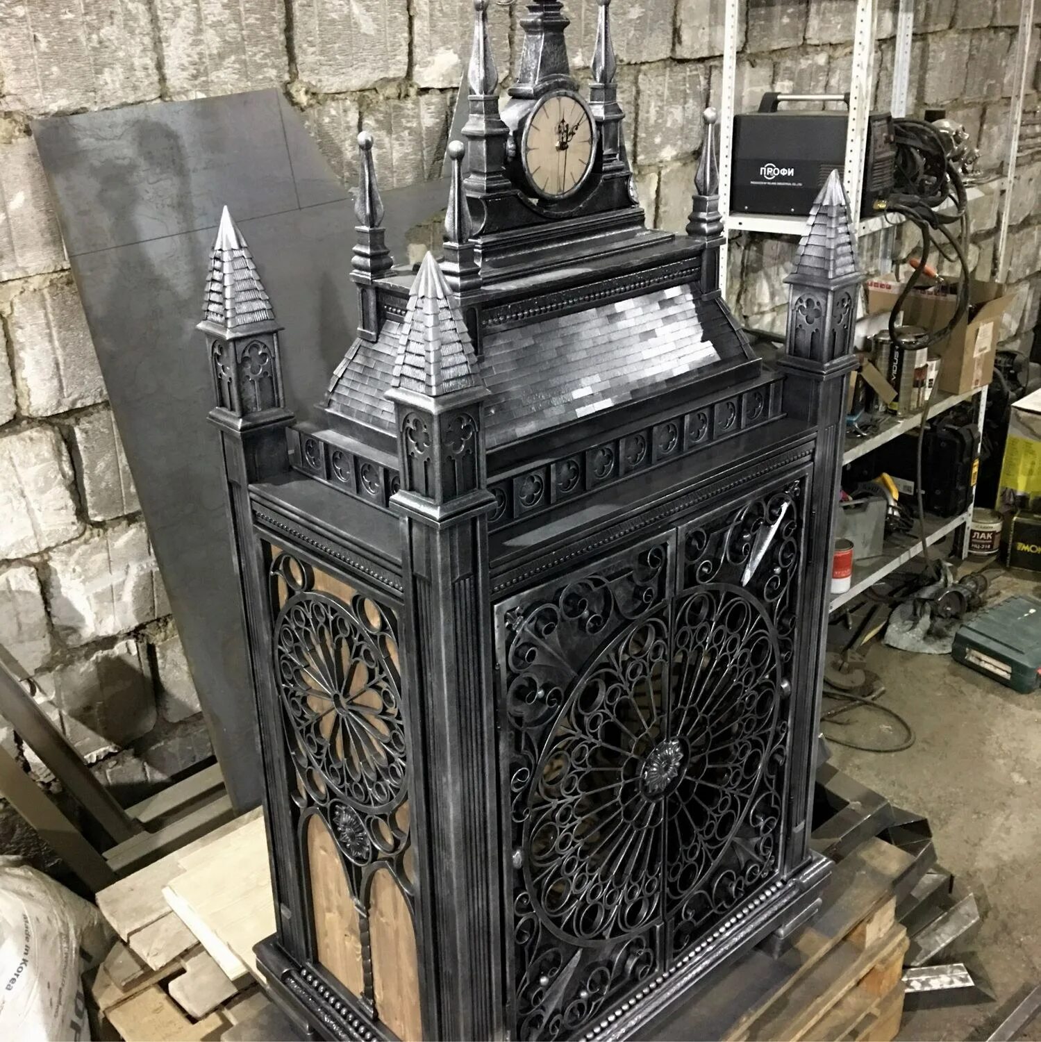 Готика предметы. Этажерка готика sw140063. шкаф в готическом стиле. готический стиль предметы быта. шкаф в средневековом стиле.