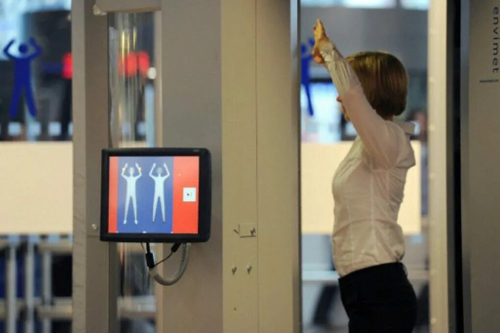 Досмотр девушки. Full body Scanner в аэропорту. Рентгеновский сканер в аэропорту. Рентген в аэропорту. Досмотр в аэропорту рентген.