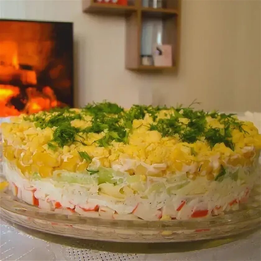 Салаты на праздничный стол простые и вкусные. Салат печёнкин рецепт. Слоеный салат с кукурузой. Слоеный салат с крабовыми палочками. Салат мимоза с крабовыми палочками без формы.
