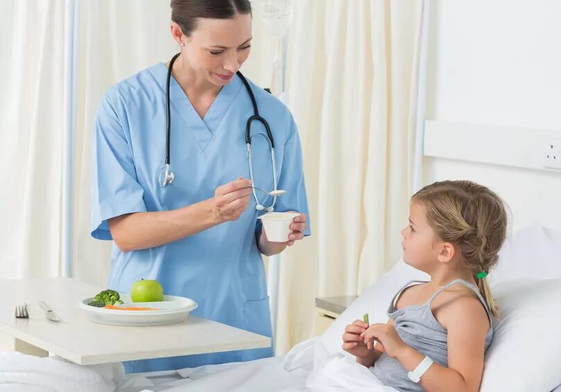 мама и ребенок болеет. медсестра и ребенок. госпитализация ребенка. медицинская сестра и ребенок. уход за ребенком в стационаре.