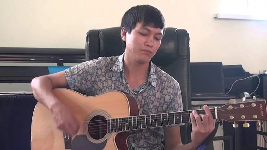 Казахская музыка в машину. Казах на гитаре. Гитаре казакша. Казахские песни видеоклипы. Казахские песни под гитару.