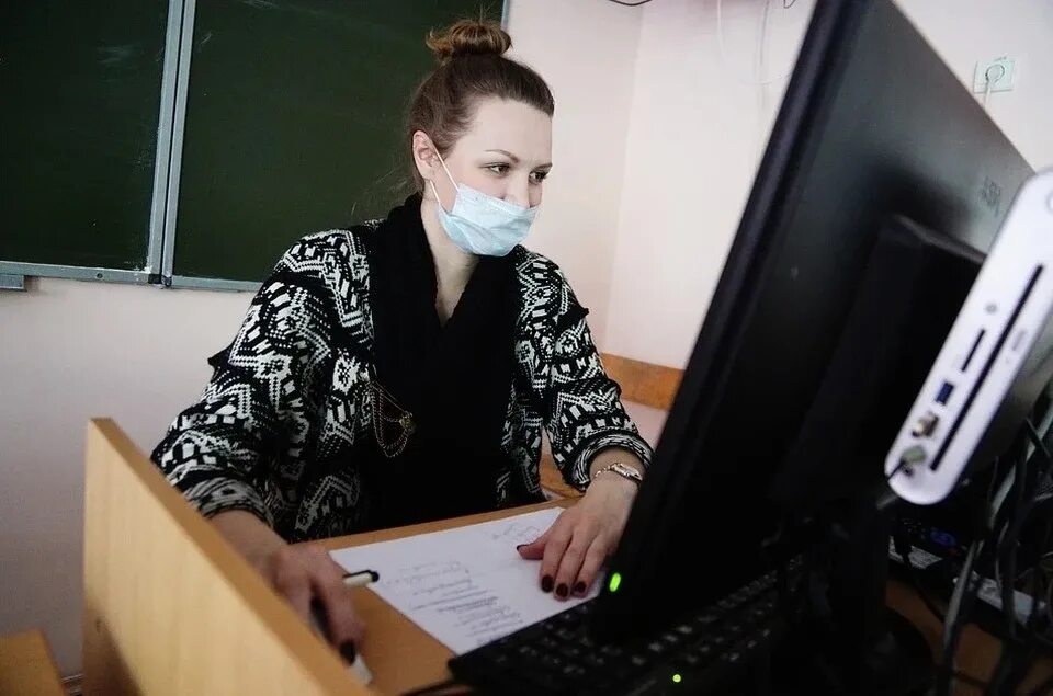 После 9 класса учитель дистанционно. Учителя на карантине. учитель в школе за компьютером. учитель на удаленке. учитель и компьютер.