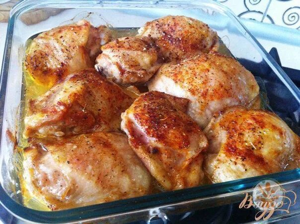 Бедрышки куриные в маринаде. Куриные бедра запеченные на протвине. Куриные бедра в духовк. Маринованные бедрышки в духовке. Бедро куриное в маринаде.