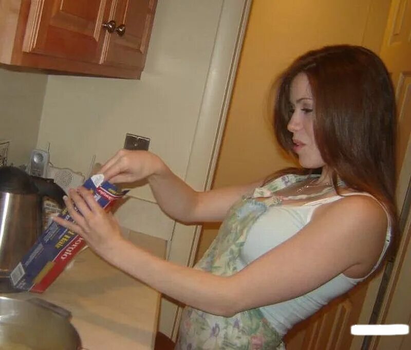 Образ женщины домохозяйки. Домохозяйка. Девушка на кухне. Любительское на кухне. Домохозяйки 21.