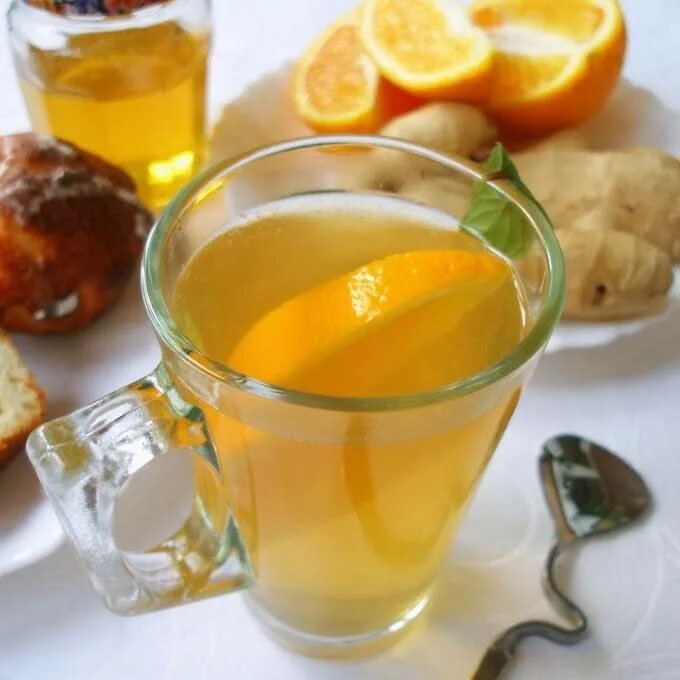 Имбирный чай медом рецепт. Имбирный чай. Имбирный чай с апельсином. Чай с лимоном и имбирем. Чай с лимоном и медом.