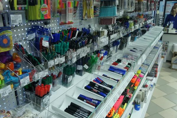 В магазине продается 272 ручки. Выкладка канцтоваров в магазине. витрина для канцтоваров. красивая выкладка канцтоваров. стеллаж под канцтовары.